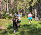 nuoriso liikenteessä rinteessä