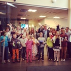 Perttu Hyvärinen ja Fortesport nuorisocupin palkitut LähiTapiola Savo toimitiloissa yhteiskuvassa.